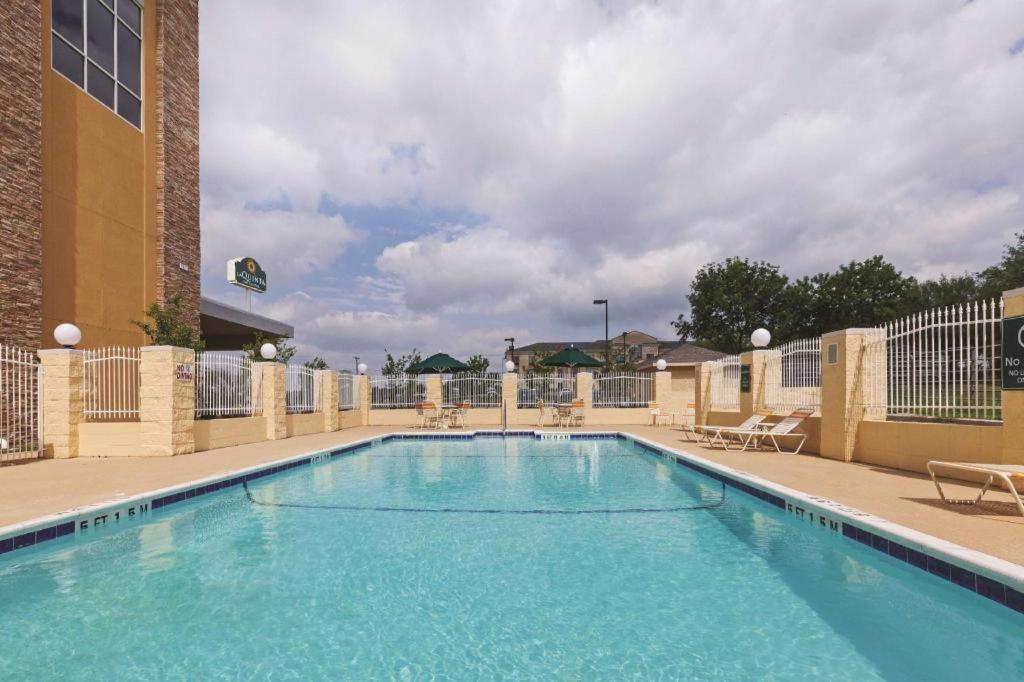 La Quinta By Wyndham Beeville מראה חיצוני תמונה